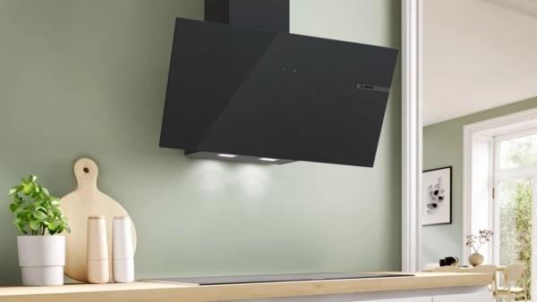 Série 4, Hotte murale, 80 cm, Noir avec finition en verre, Noir BOSCH DWK85DF61